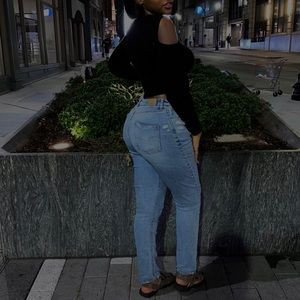 Curvy American eagle mom jean